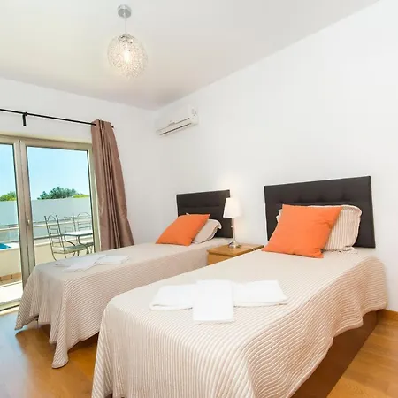 Comfortable And Friendly 2bedroomapt With Pool, Terrace, Bbq, Ac In Santa Luzia *