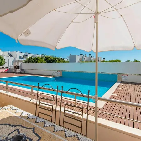 Comfortable And Friendly 2bedroomapt With Pool, Terrace, Bbq, Ac In Santa Luzia